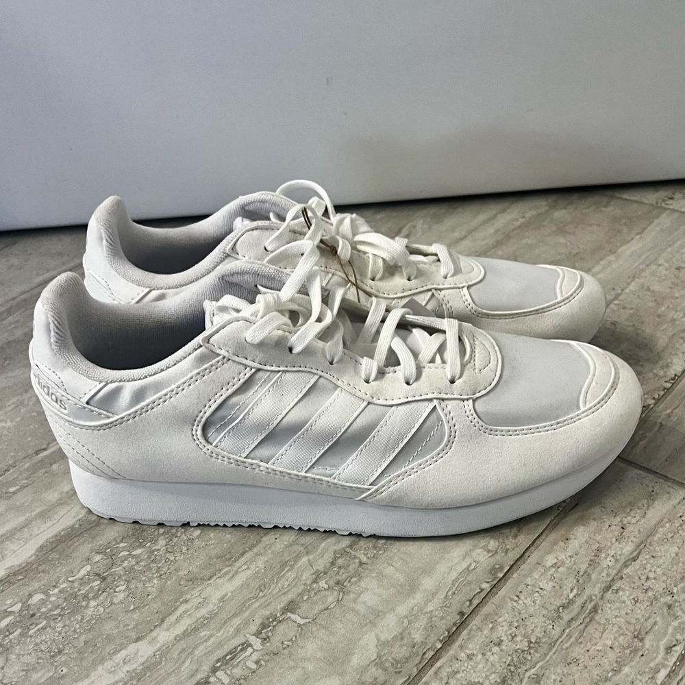 *NEW* Women’s Adidas - Size 9